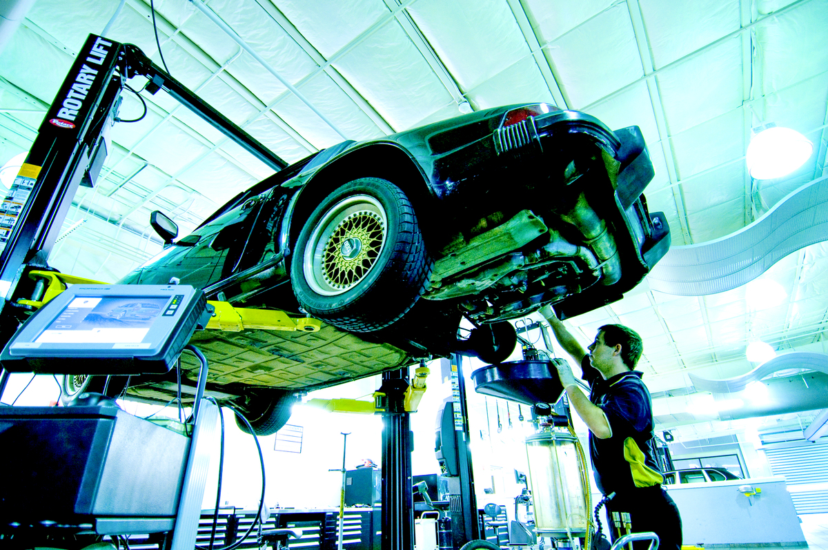 汽车制造与检修专业发展前景分析：机遇与挑战并存