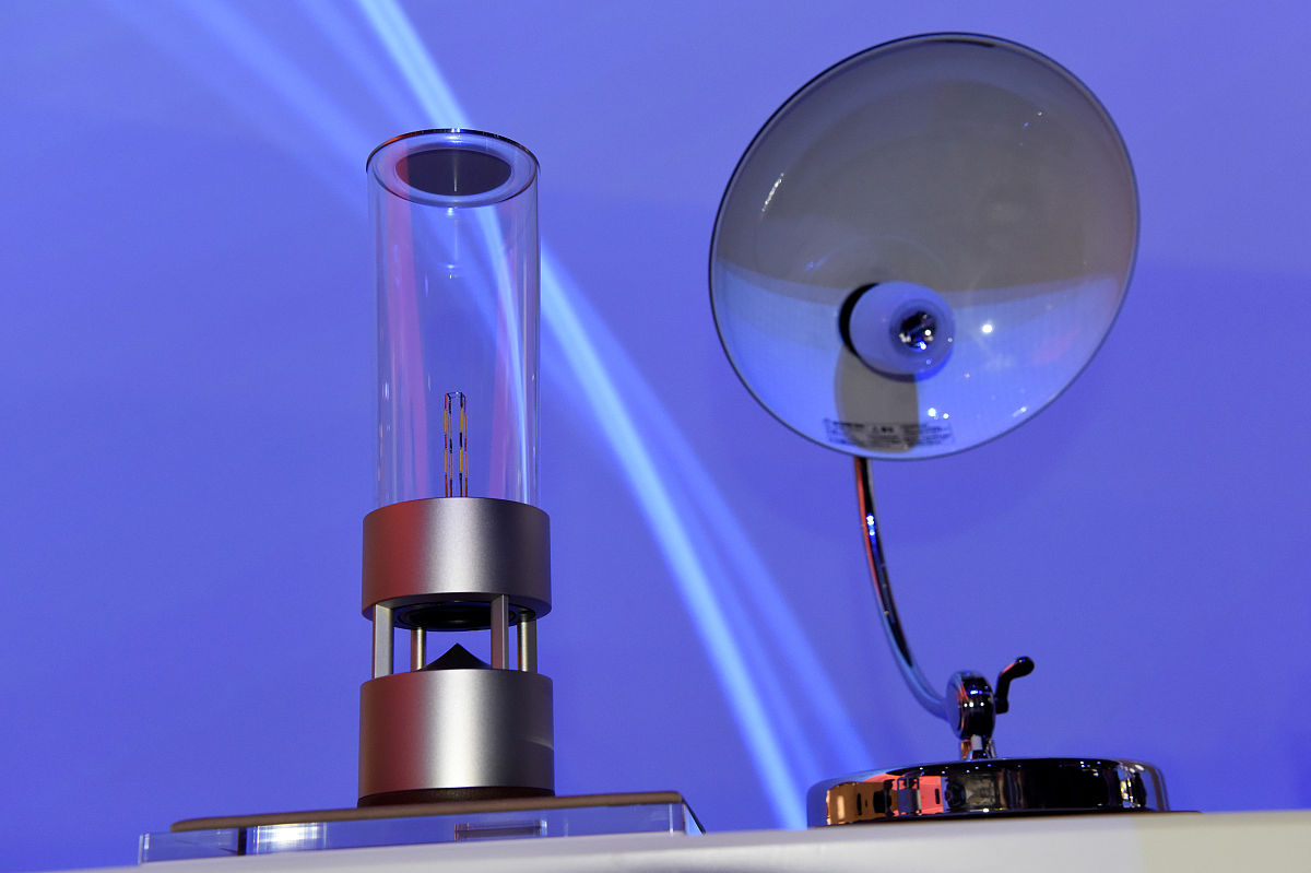 按照SCI论文要求润色这段话： In order to improve the absorbed pump power density within the rod it is essential to minimize the inner diameter of the reflector as shorter the diameter higher the absorption effici