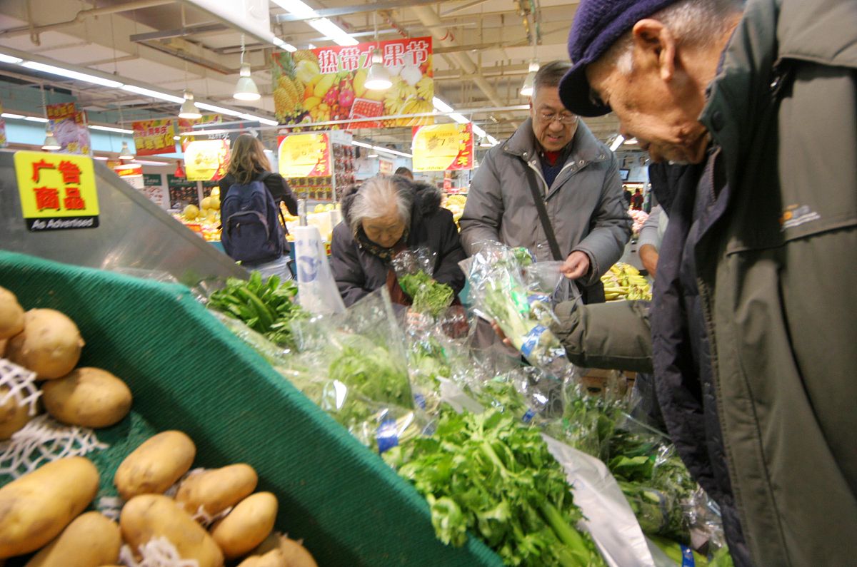 据中国之声《央广新闻》报道 2012年北京、河北、山赤等地流菜迎来了大丰收但随之而来的却是蔬菜伪格的一路狂跌有的地方甚至跌到了6分钱一斤无人问建很多农民种業的成本几乎收不回来请用经济学原理分析上述现象