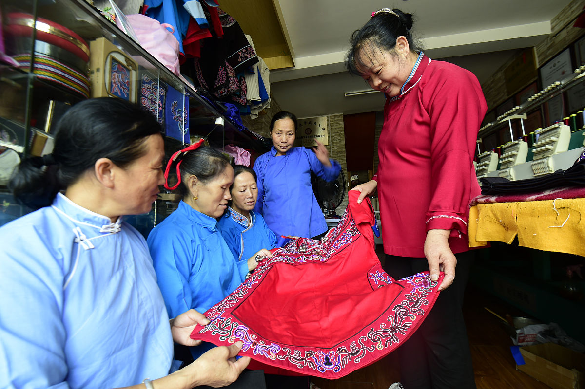 《摆脱贫困》的第八集中刺绣产业让我联想到了什么？