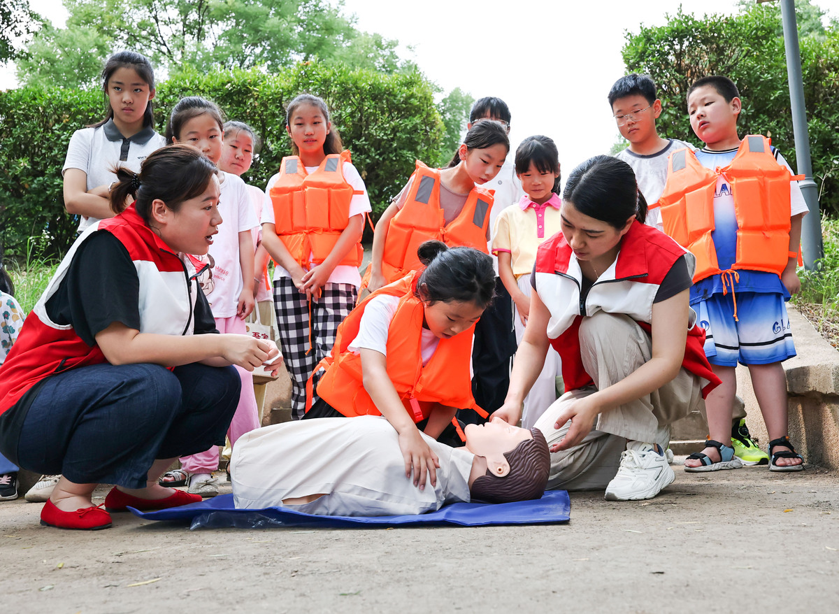 本次夏令营包含消防演习训练、自然灾害自救演练心肺复苏术、防踩踏、止血包扎、固定搬运真人cs。根据以上内容扩写一下500字。