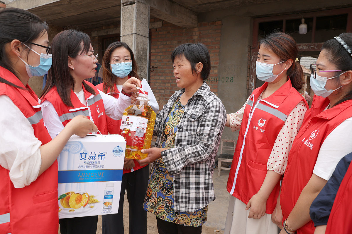 请帮我以企业献爱心慰问助午收为题写一份朋友圈简短文字抬头