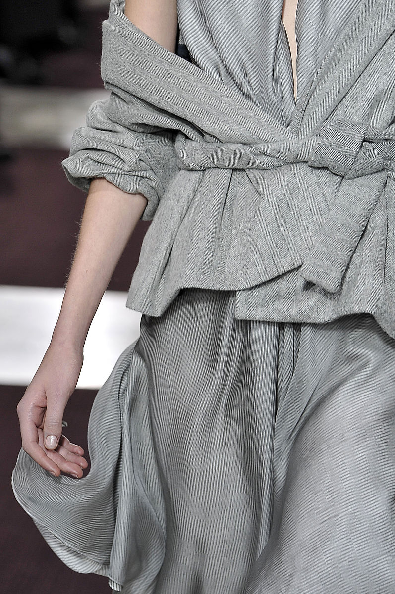 请用准备且具有文学性的中文翻译以下内容。FABRIC A commercial designer selects fabrics the way you should select your wardrobe using price esthetics season fashion and suitability for a specific purpose as criteria Design