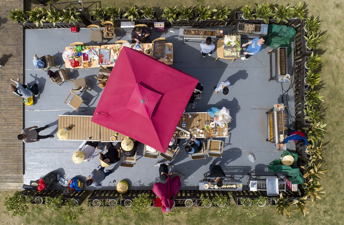 以作文水平优秀的高中三年级学生的视角写一篇歌颂春天的作文