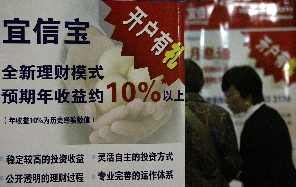 客户想问价格底线并表示不想线下见面该如何应对？