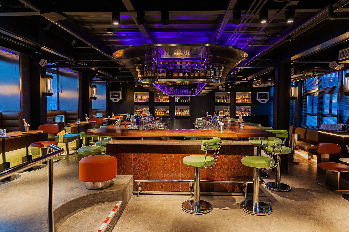 在水吧里面俗气的灯光给人的感受