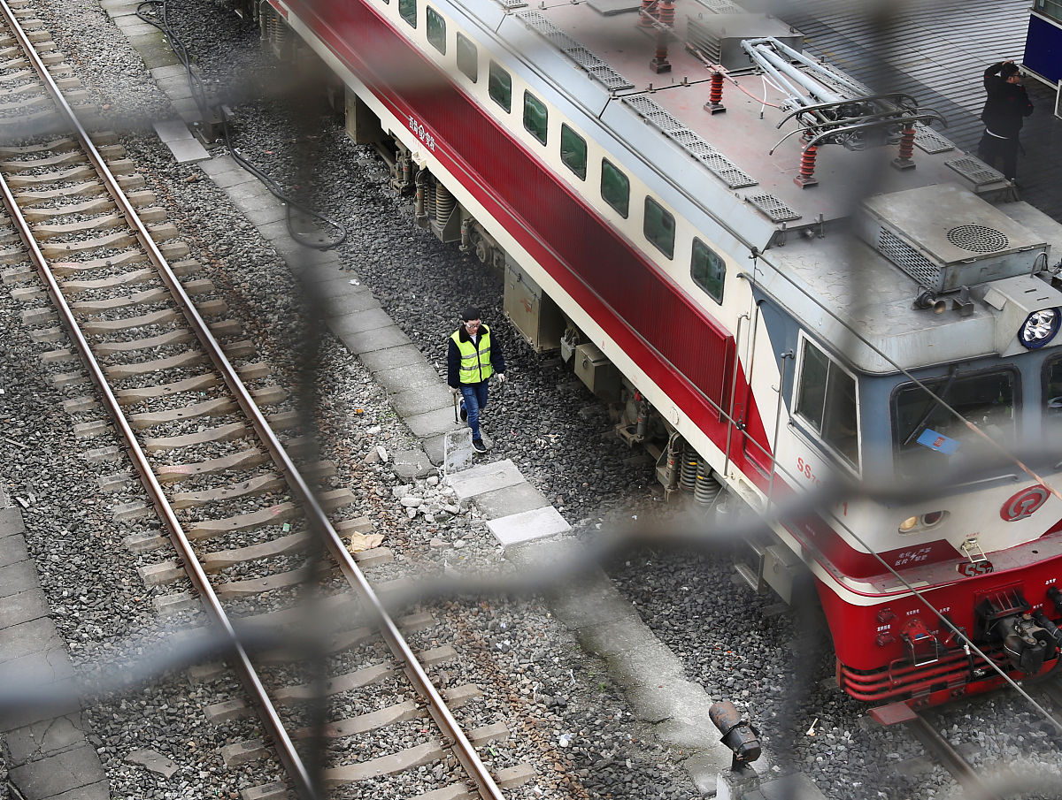 火车为什么会出轨？原因分析及安全保障