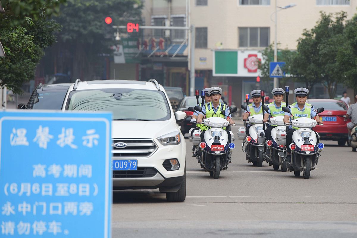 写一篇关于佛山市电动摩托车政策执行过程中存在执法人员选择性执行的问题分析。