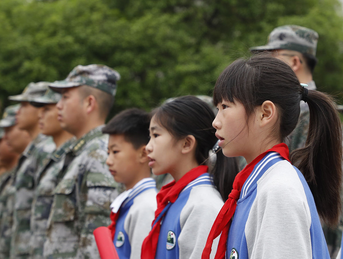以《国防军事教育要从青少年抓起》为题写一篇社情民意。从哪些方面开展国防军事教育要从青少年抓起的建议