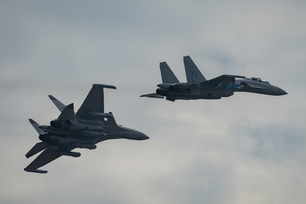 写20个 有关J35和F35战斗机对比的热门中文文章标题