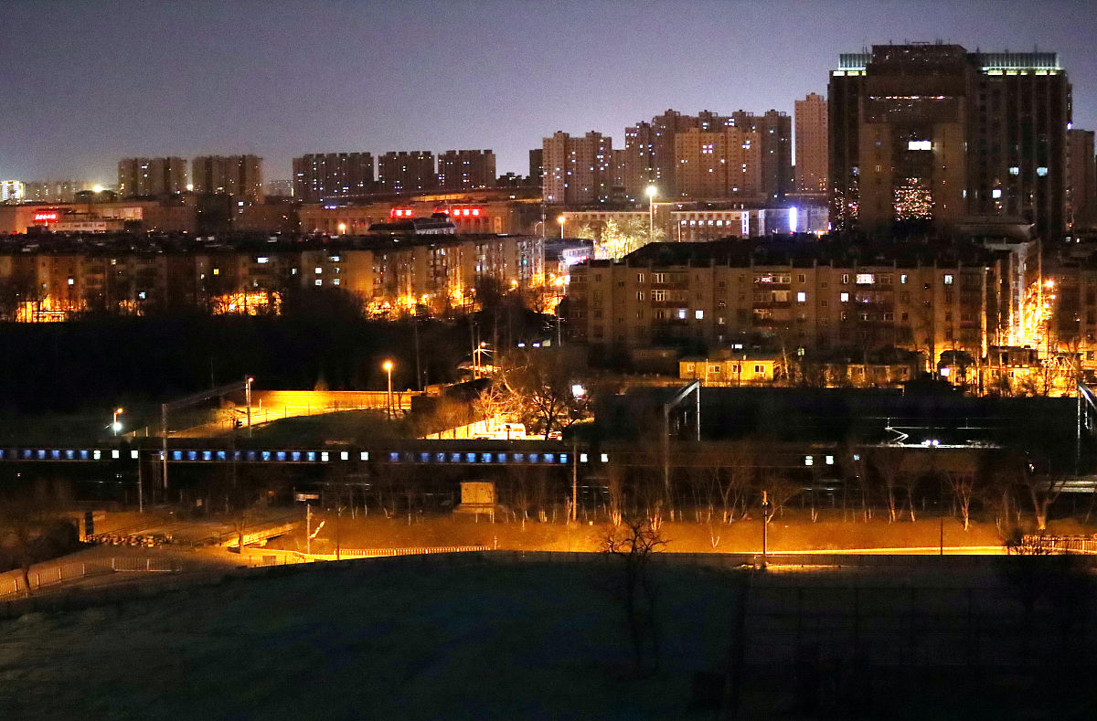 2021年1月28日,北京,凌晨时分,一列火车正在驶离北京.当天,2021年春运