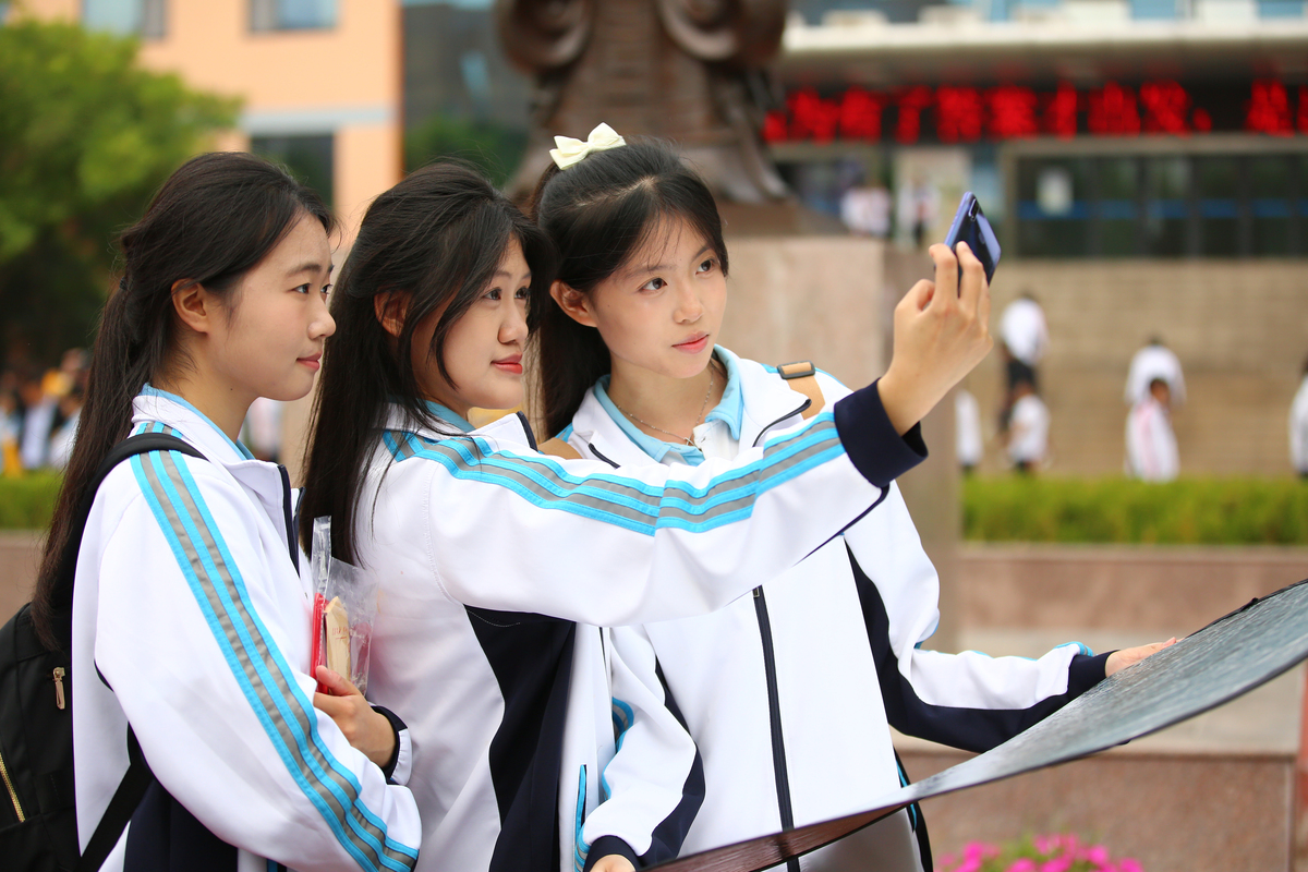 女生分享他大一时候的照片应该怎么更好的回复然他满意