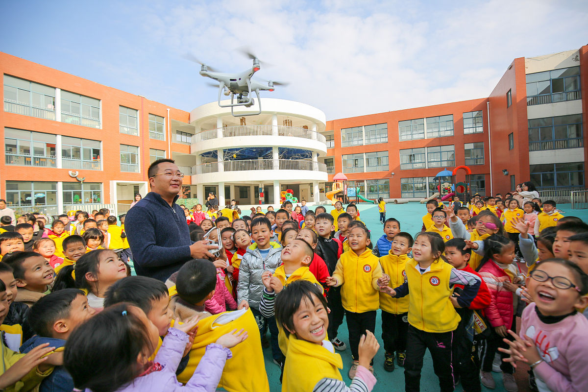 2020年11月16日,江苏省如皋市下原幼儿园操场上非常热闹,小朋友正在观