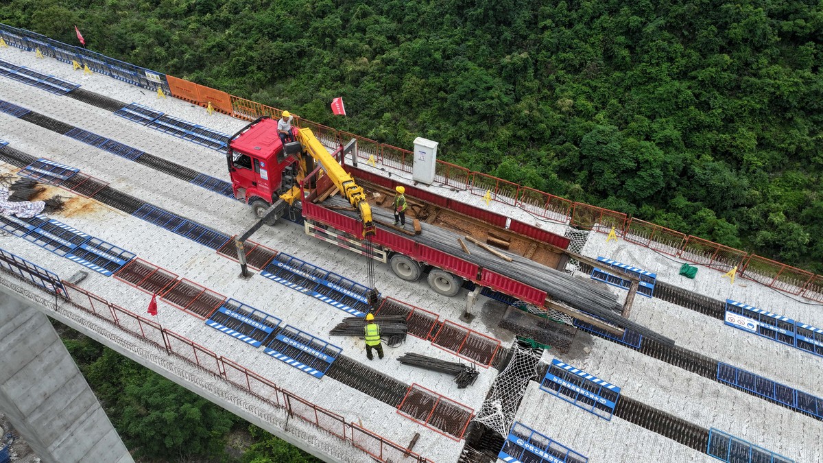 中文润色简写：自1964年世界上第一条高速铁路新干线诞生以来由于其载客量高耗时少安全性高正点率高乘坐舒适和能耗低等优点高铁正式迈入蓬勃发展的阶段高速列车因此成为了各国学者研究的热门领域。然而在高速列车的众多研究方向中高寒环境下的列车转向架积雪防治问题却一直备受关注。为避免转向架积雪对列车正常运行带来隐患 许多国家采用转向架上局部防治措施1主要有：挪威在BM71列车的一系悬挂装置和电缆上安装防雪罩以