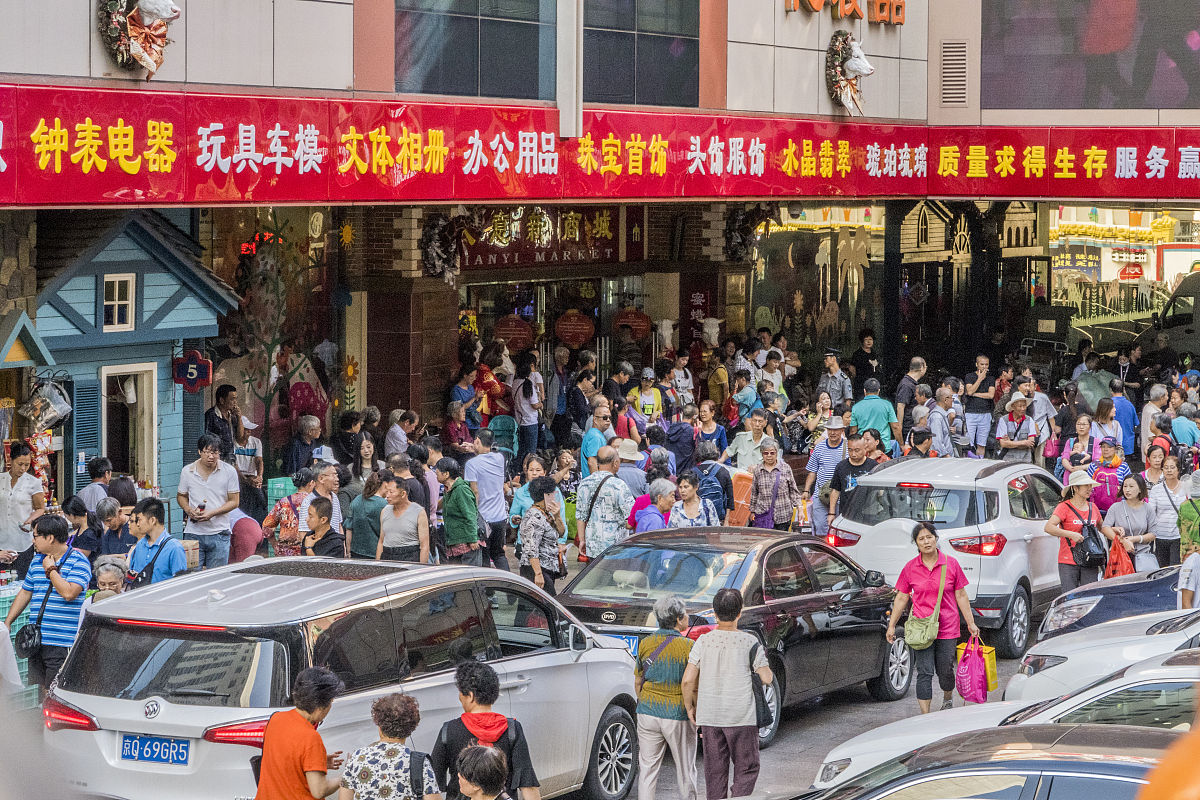 2017年9月11日,北京,天意小商品批发市场内人头攒动.