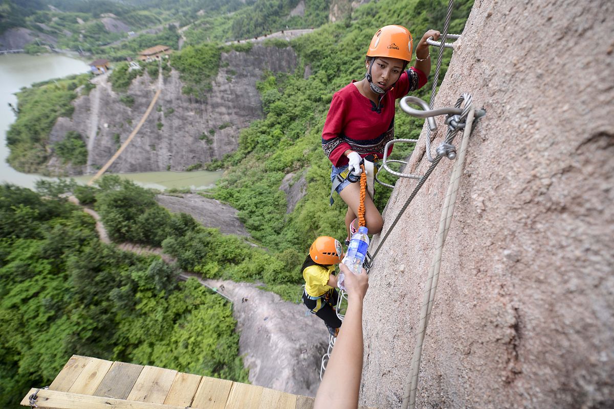 写一篇旅游中的户外运动：挑战自我体验刺激的户外活动