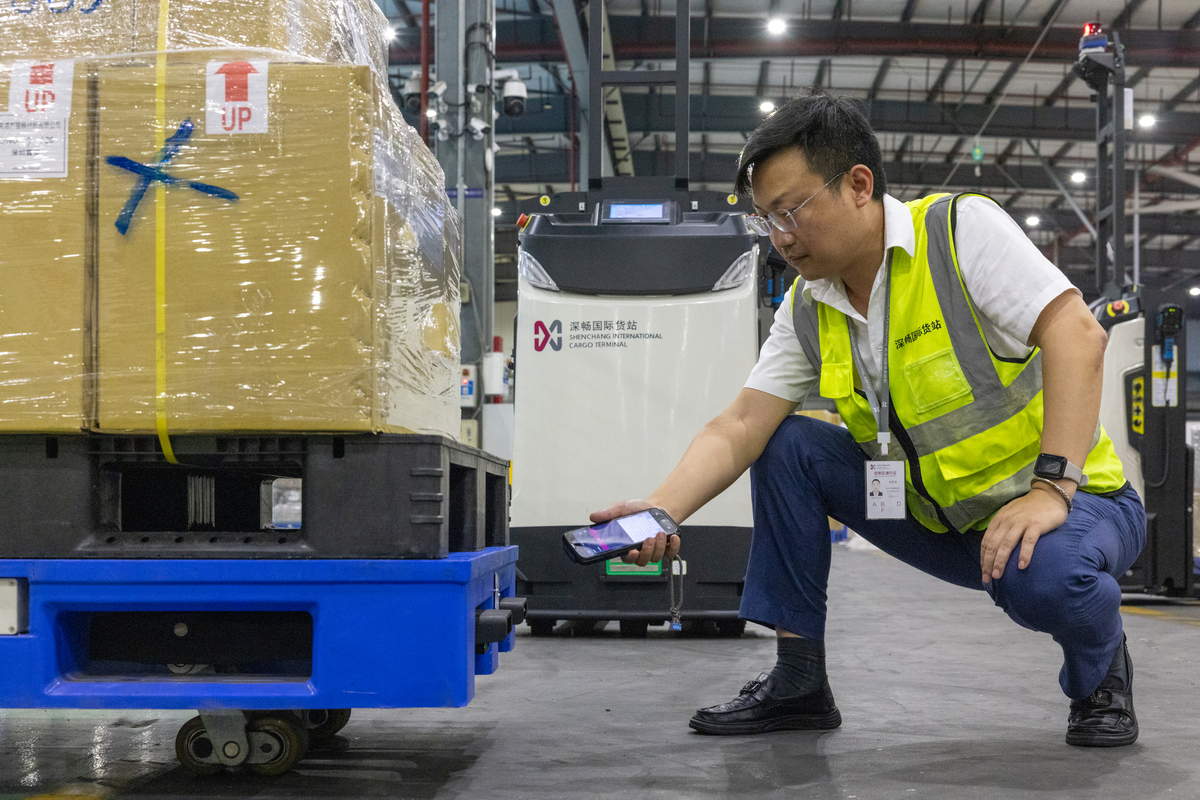 华晨宝马和顺丰快递哪个工作好帮我用200字详细描述