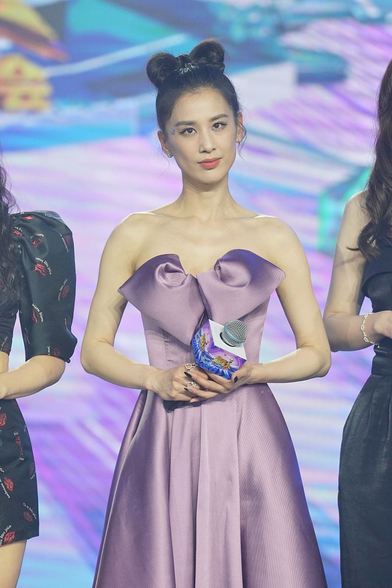关于以乘风破浪的姐姐为例的女性形象塑造研究写一个研究方法：包括问卷法、访谈法网络民族志