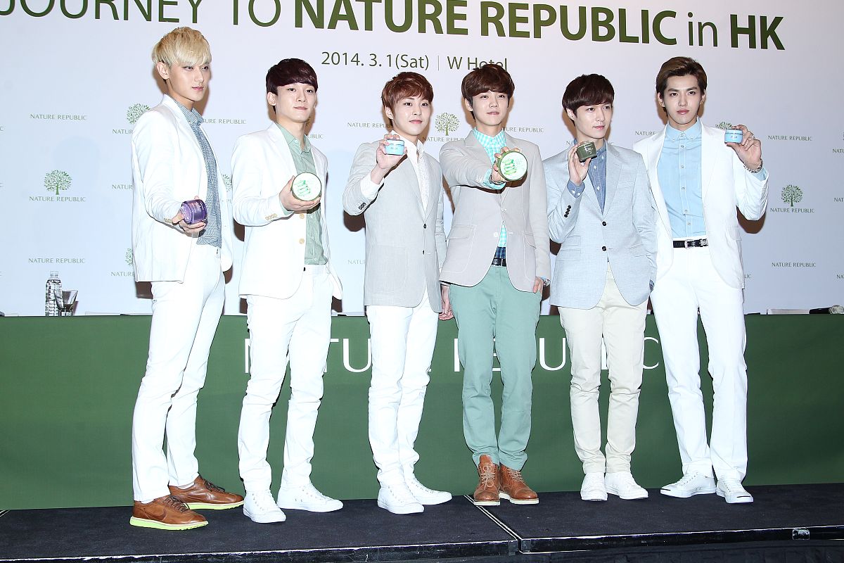 写电影剧本七人男子偶像团体游玩日本的原宿。