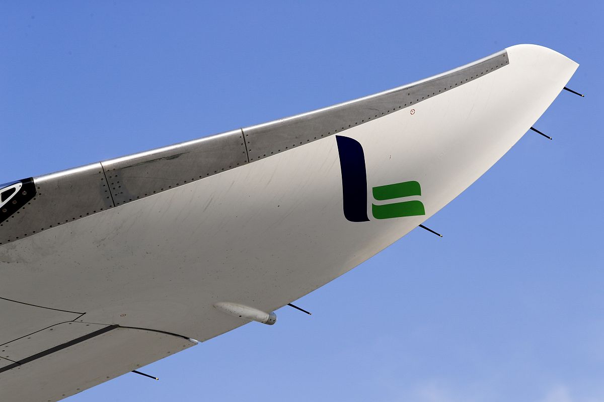 空客与波音民航飞机雷达罩结构差异：材料选择视角