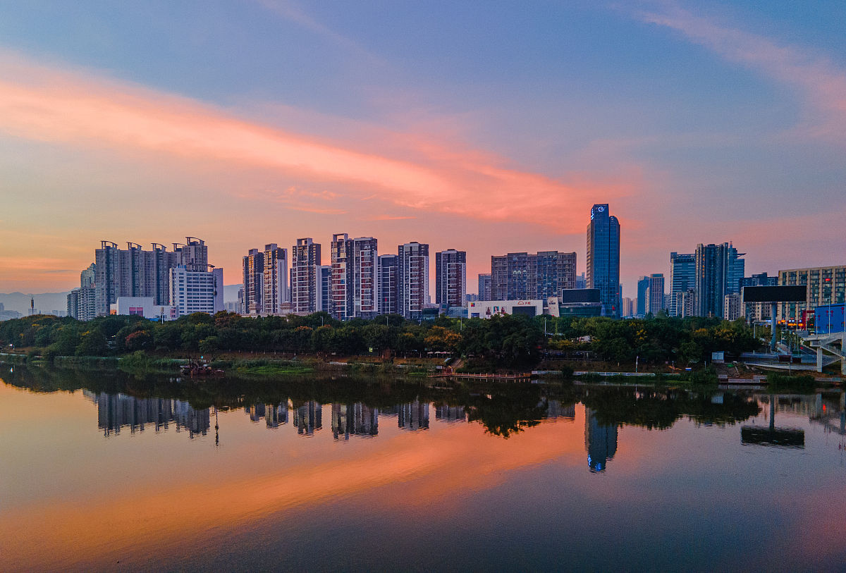 2021年9月5日,江西省赣州市,清晨章江河畔的城市风光宛如一幅绚烂的水