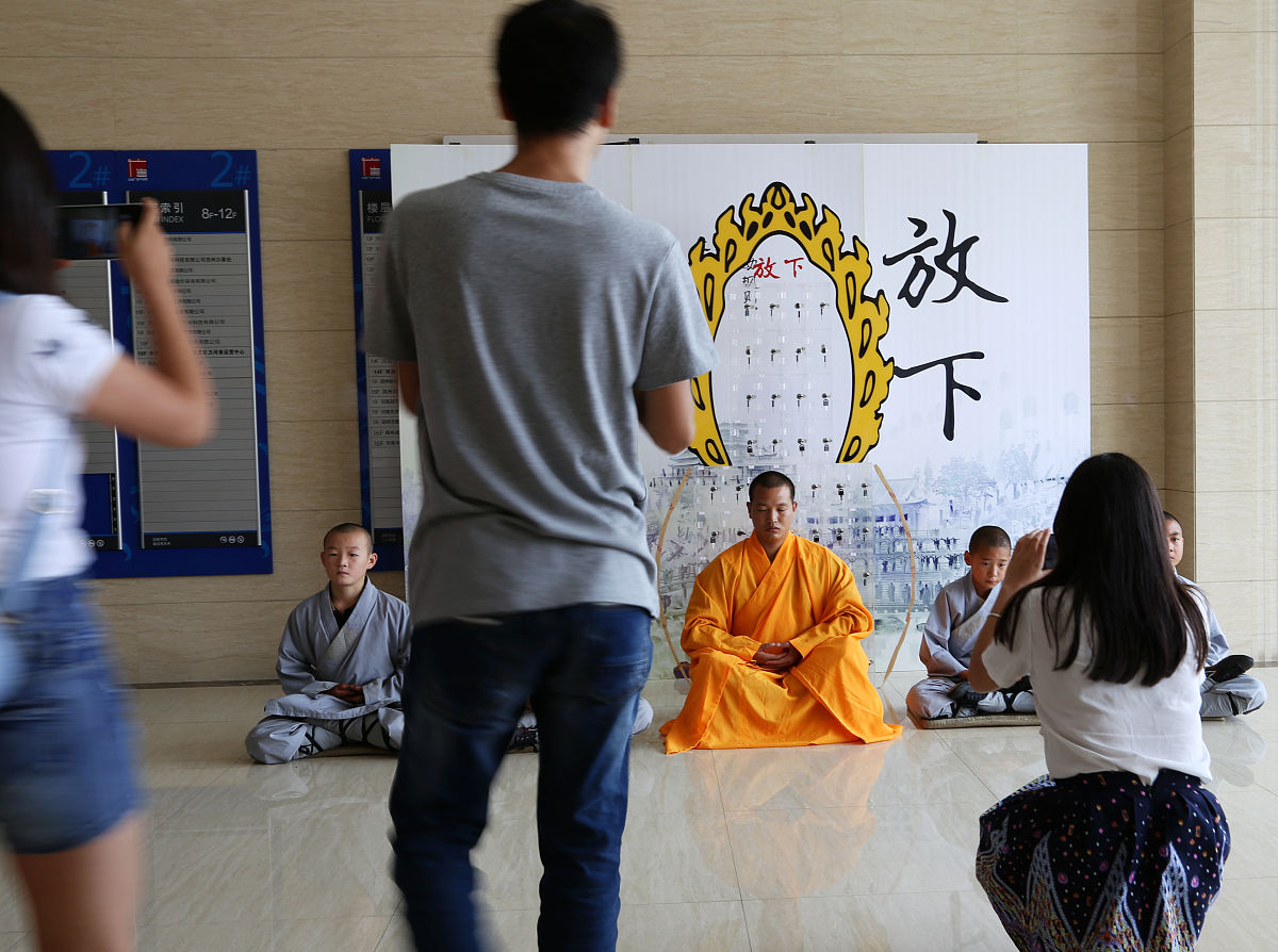 年轻人烧香拜佛 干体力活 当全职儿女 心理学分析