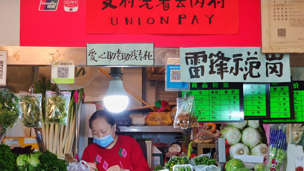2021年5月5日,北京三源里菜市场成了"民以食为天"的展厅,近百幅著名艺