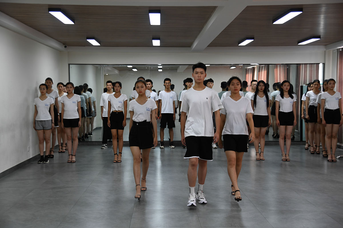 成都市礼仪职业中学电子技术应用专业就业方向：智能家居领域大有可为