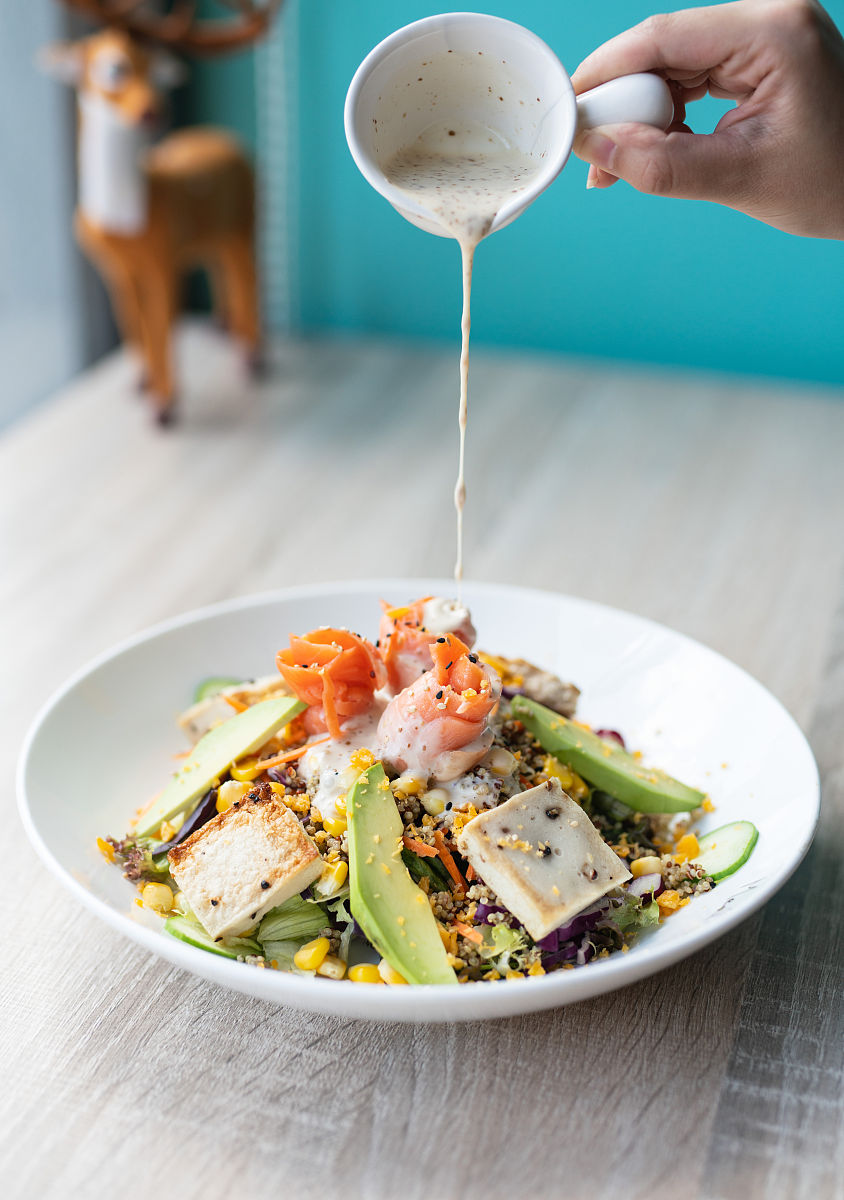 请根据以下模板写一份相似的文案使其更有画面感更加诱惑力文字数量大致相同我家媳妇的晚餐换成了这个好吃又美味的低卡捞汁真的被它的美味征服了简直是夏日里的一道清爽美味！准备一个饭盒放入你媳妇爱吃的黄瓜条金针菇虾仁和鸡蛋作为蛋白质蔬菜有胡萝卜和小番茄66粒玉米还有你喜欢的配菜碗里先倒半碗水灵魂就是这个凉拌汁让这道菜更加清爽和健康这份美味让你想吃上整个夏天！