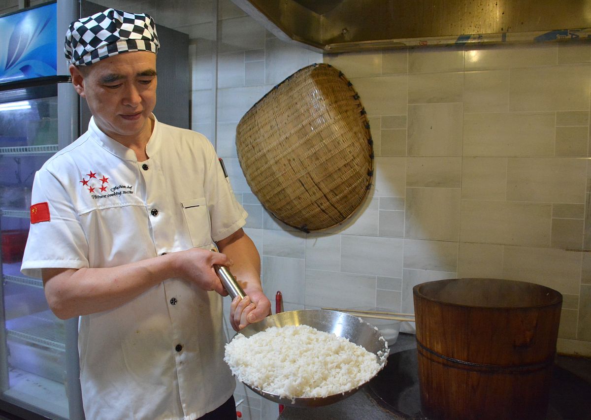 2020年6月15日,湖北十堰,一家名为土<strong>厨</strong>柴火菜的酒店,每天用甑蒸饭
