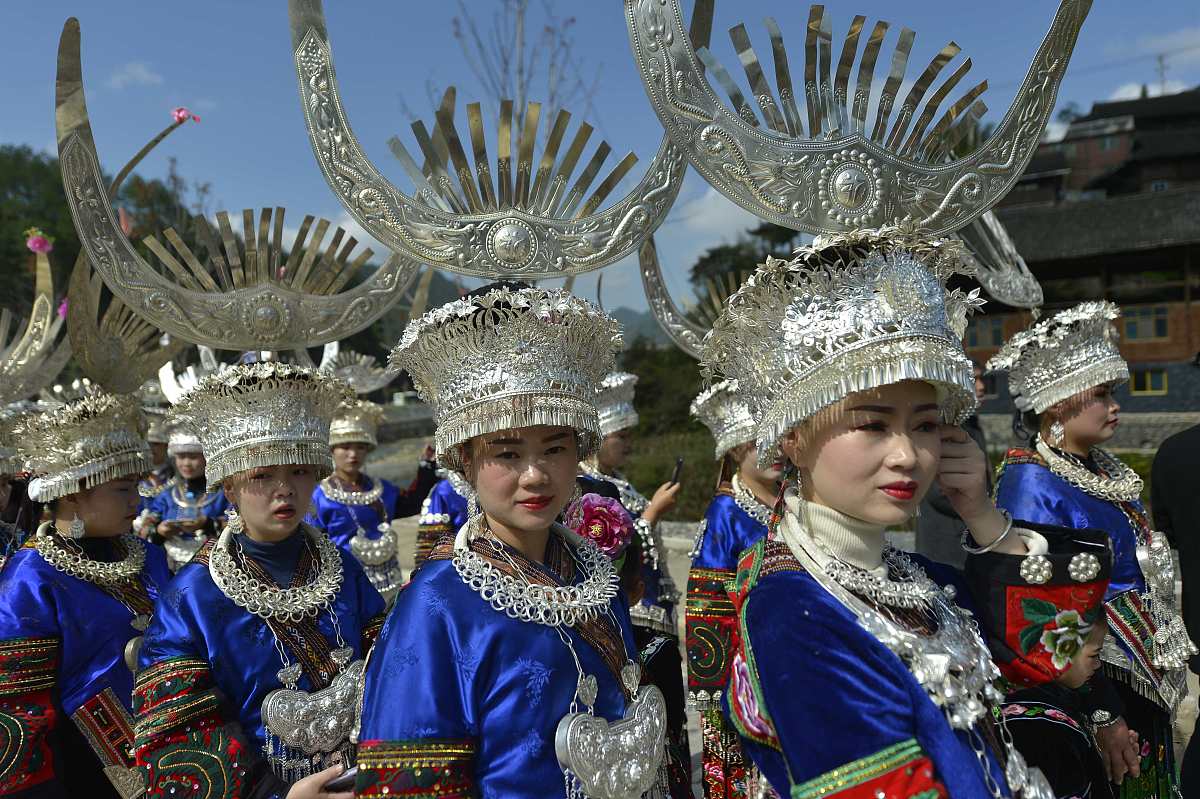 2019年11月3日,贵州黔东南,外嫁的"姑妈"们身着节日盛装在山下村口集
