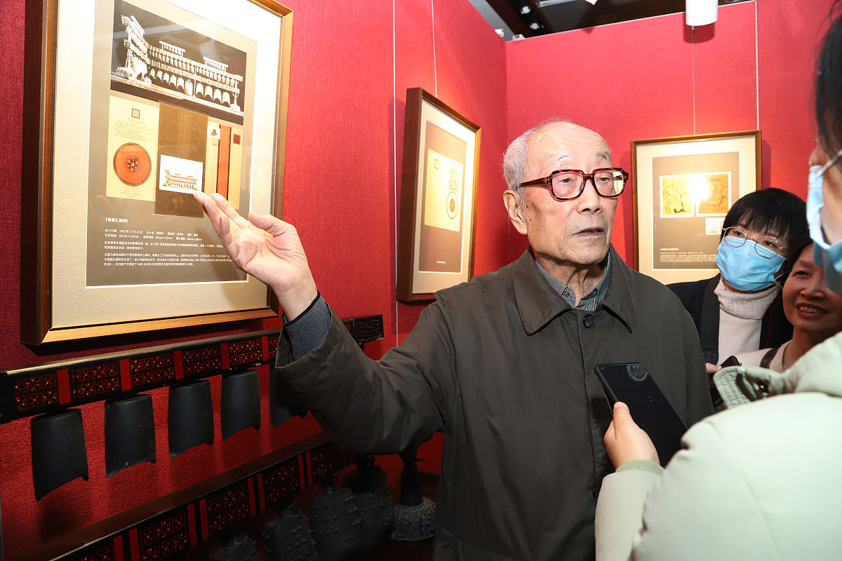 2020年11月27日,北京,著名邮票设计家邵柏林介绍设计《曾侯乙编钟》邮