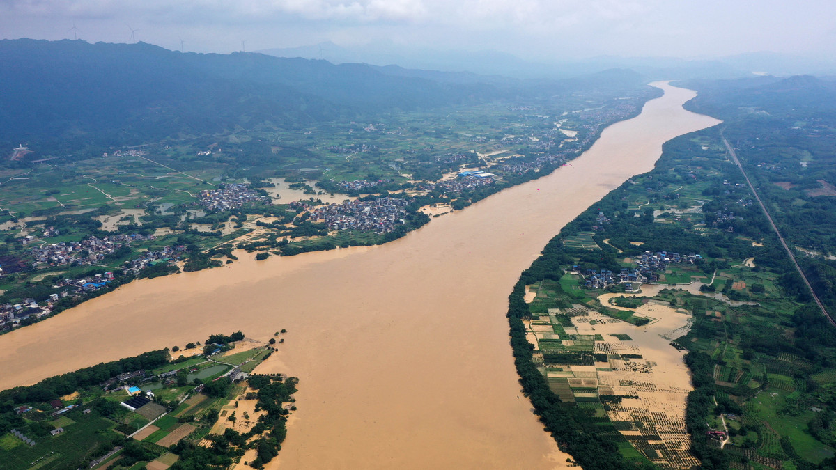 Dujiangyan Irrigation System located on the Chengdu Plain of the Minjiang River is theonly surviving monumental non-dam irrigation system from the ancient past对吗