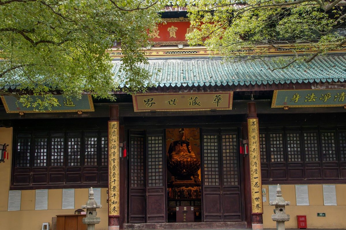 2024年3月18日,江苏无锡,春天的荣氏梅园开元寺.