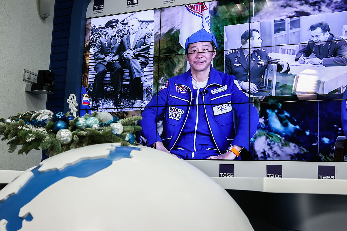 当地时间2021年12月22日,俄罗斯莫斯科,日本富豪前泽友作与其制片人平