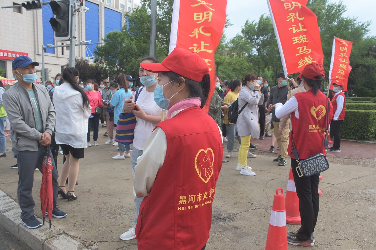 2020年7月7日,黑龙江黑河,考生准备进入考场.当日,2020年普通高校招生