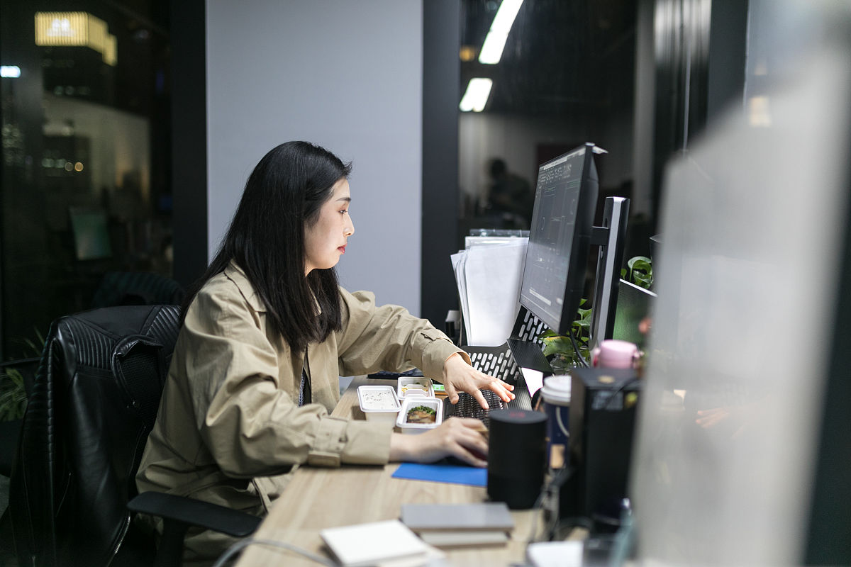 这是文案要进行仿写尽量在原有的每句话上加上的想法及感悟但整体内容不能变每句话换种表达意思就好字数必须900字日本三流学校毕业的女大学生找不到工作只能睡网吧你知道夜生活过得有多苦逼吗？下午四点这位名叫小美的女生才刚结束面试在找地方过夜。她今年23岁是一位应届毕业生。由于还没找到工作的原因为此小美至今没租房子一直都是选择住在网吧。毕竟网吧不仅生活设施齐全价格相比酒店也便宜了不少每晚仅需不到3000日元