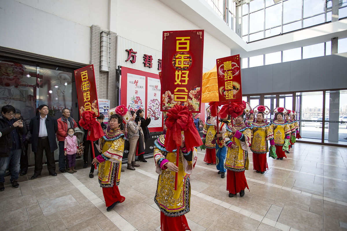 2019年2月14日,吉林一家商场举办了满族婚礼秀,吸引了众多市民围观.