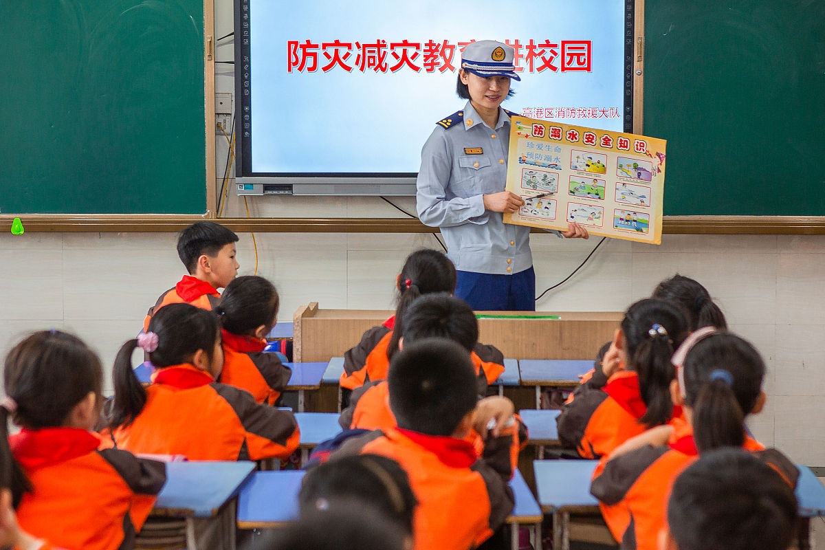 请写一个中学生防溺水情景剧