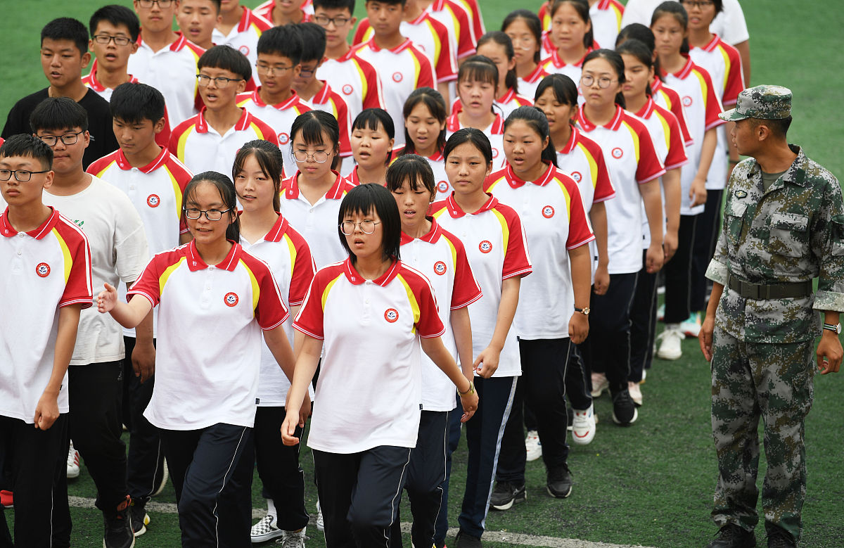 2019年8月26日,在安徽省亳州市第十八中学操场,高一新生在参加军事训