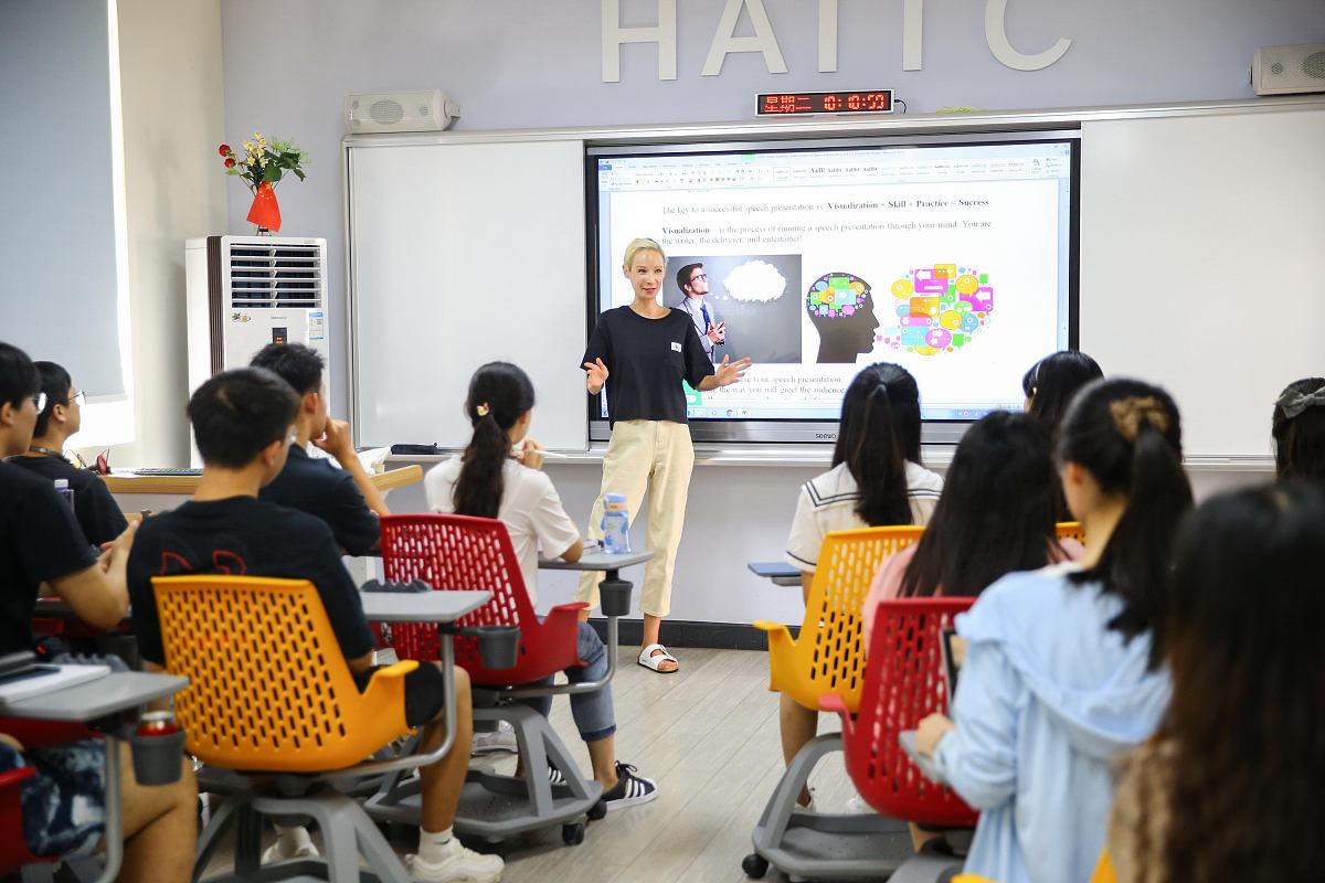 请做一个CLIL模式在大学英语教学中运用的国内文献综述文中列出引文文末列出参考文献