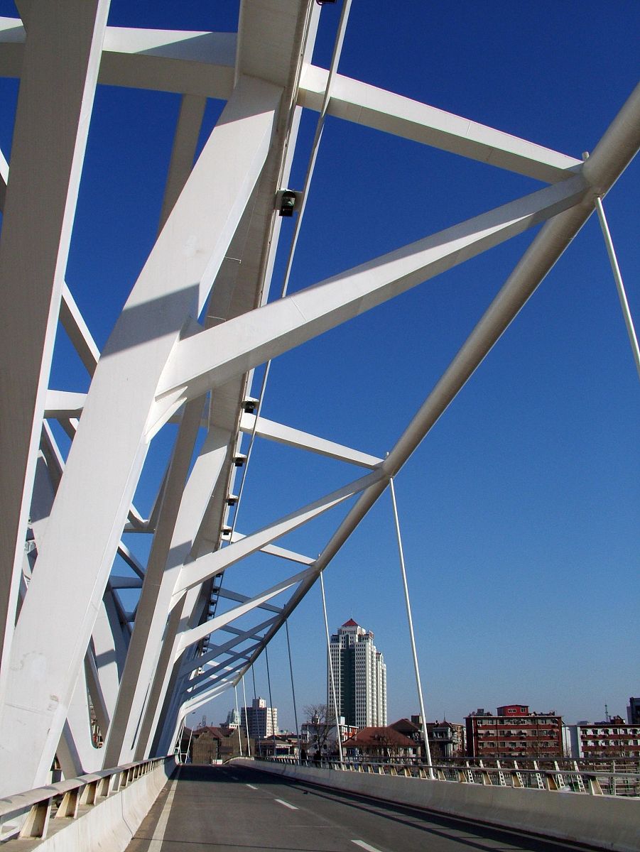 桥梁几何约束：设计与施工的关键限制