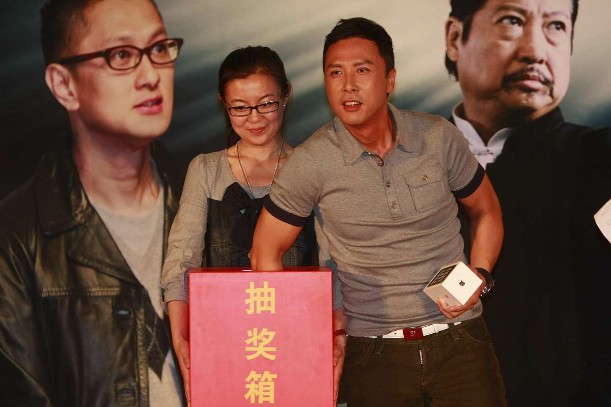 你现在是一个人生模拟器，按照下列格式虚构一段三十亿年的修仙人生：
一岁：村子里来了一个算命先生，看到你后惊叹你的根骨
二岁：……