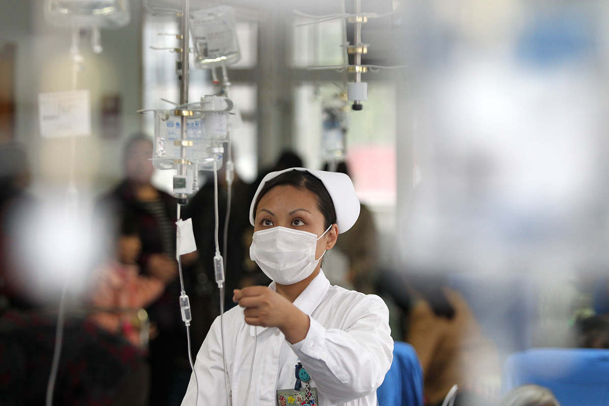 你现在是一个导航网站的编辑人员请为我写一篇关于守护生命的白衣天使的原创高中生作文。