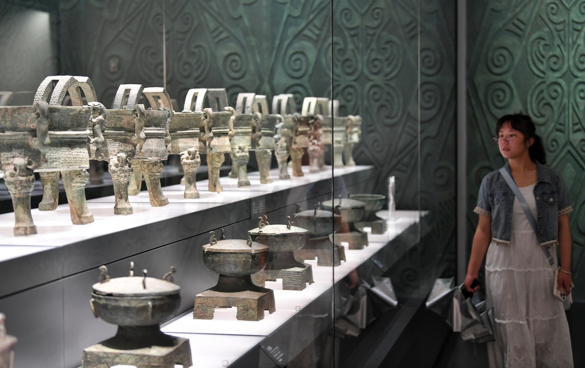 2021年5月12日晚1830南京大学历史系教授、博士生导师、中国考古学会秦汉考古专业委员会委员、考古领队、江苏省考古学会理事、中国农业历史学会常务理事、江苏省农史研究会副会长、江苏省甲骨文学会副会长、中国先秦史学会理事、江苏经济史学会理事、江苏省社科联理事刘兴林教授莅临东南大学人文大讲堂带领同学们跨越时间的长河领略巴蜀古国下的三星堆文明。本次讲座由东南大学文化素质教育中心主办。立夏已过酷热袭来许