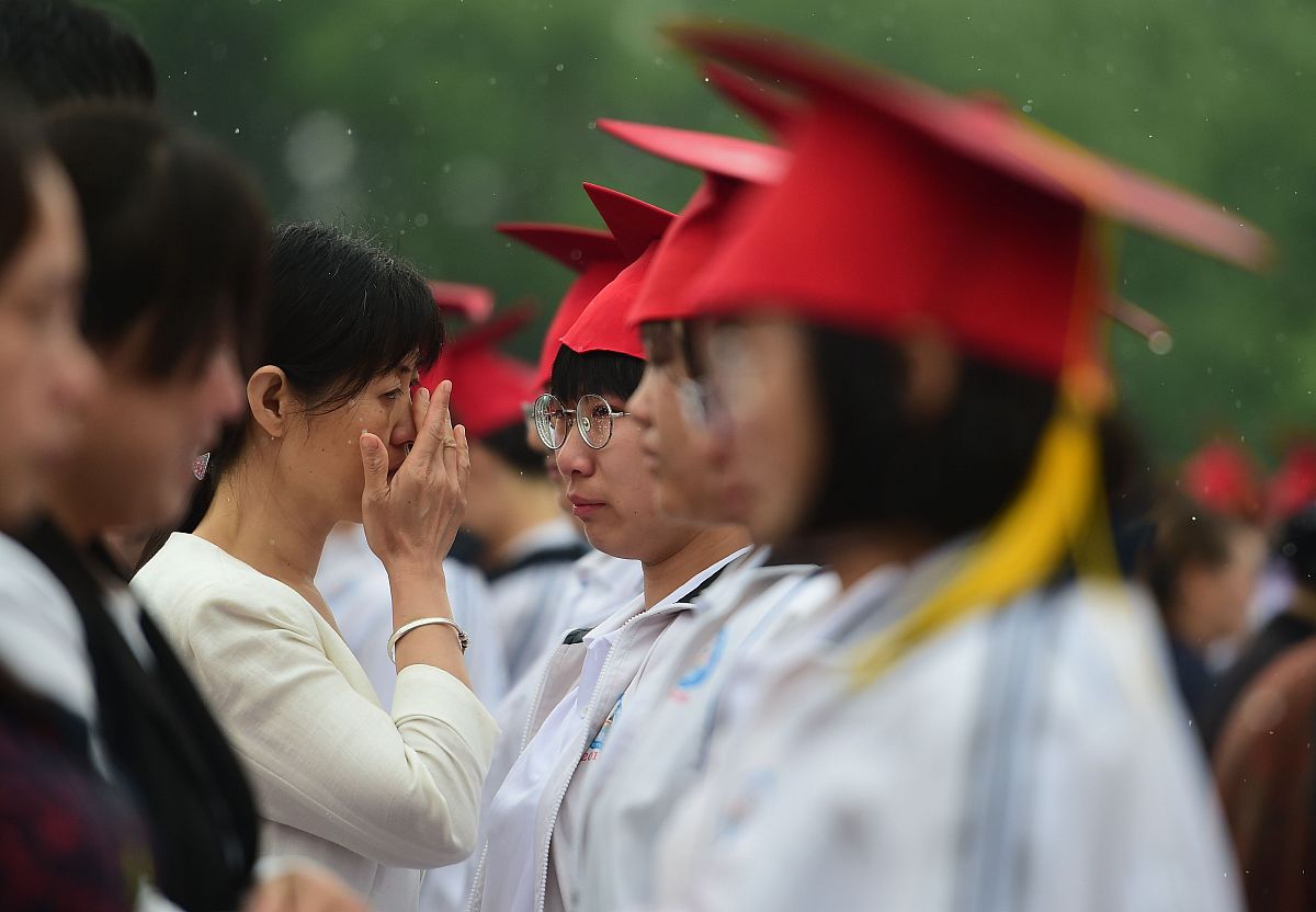 20<strong>1</strong>8年5月21日,河北沧州,泊头市第一中学成人礼现场,家长与孩子交流