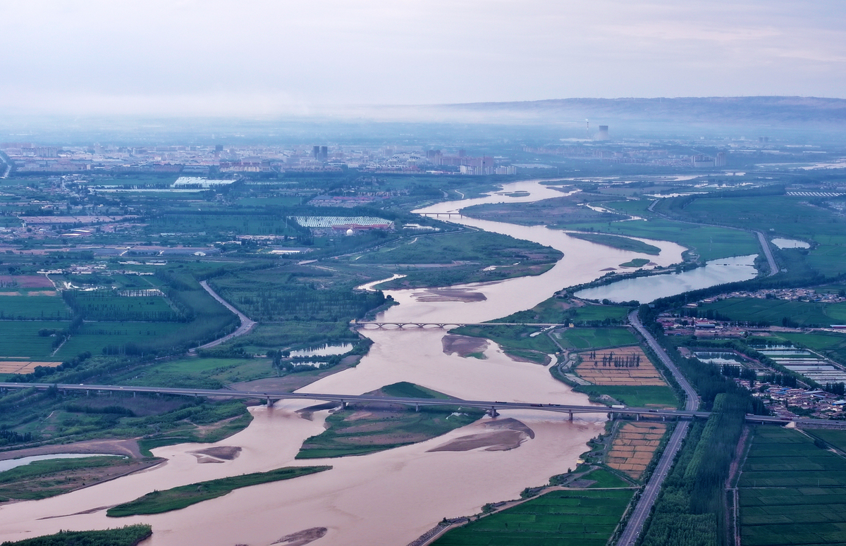 中国目前途经甘肃嘉峪关的从新疆北京的引水运河项目帮我用200字详细描述