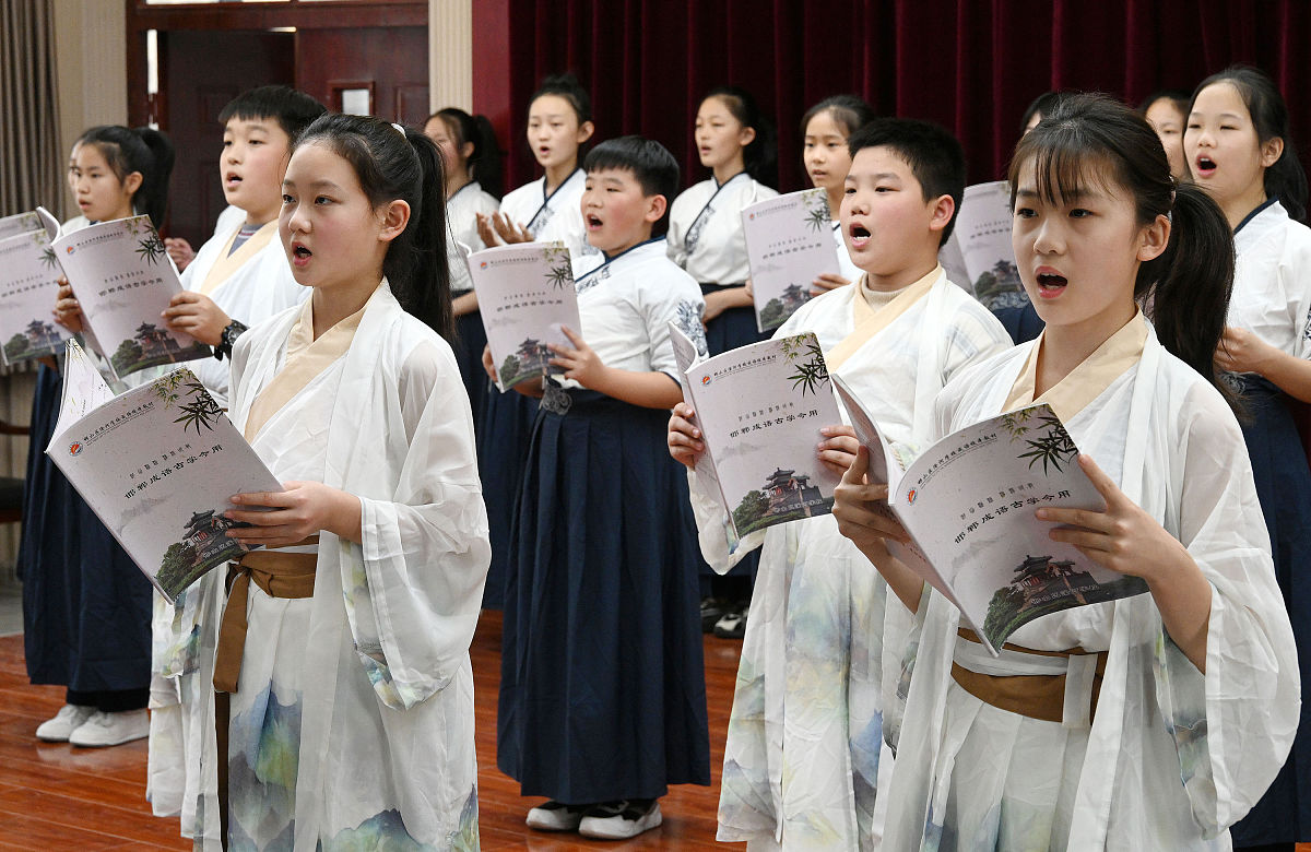 2021年11月24日,河北省邯郸市邯山区滏河学校的学生参加国学经典诵读
