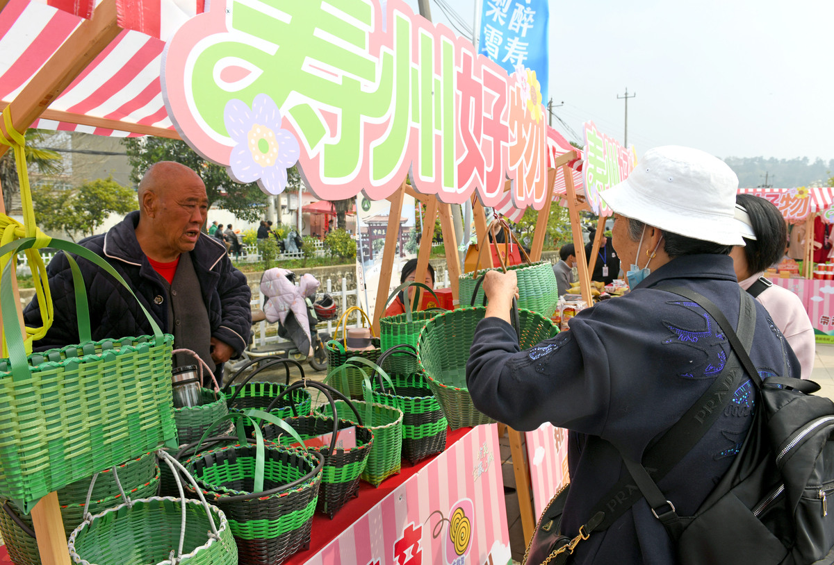 2026年4月1日,安徽淮南,游客在寿县八公山乡张管村