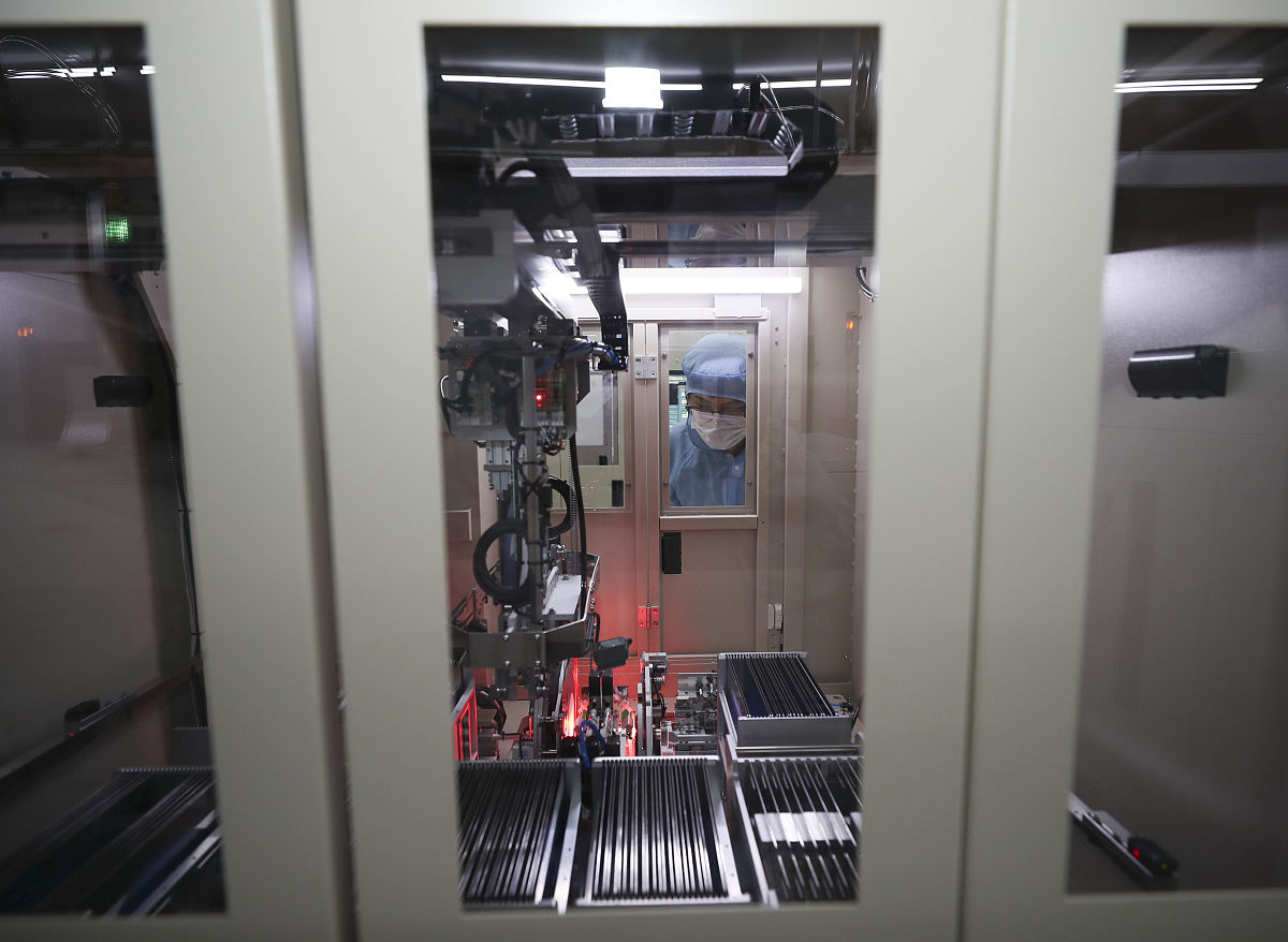 把下面这段话改通顺一点：2013年同一团队的王彩丽等人改进了该系统激光模块的抽运结构并将三个模块串接构成了615mm长对称平直腔在同样的冷却温度下获得了267W的激光输出